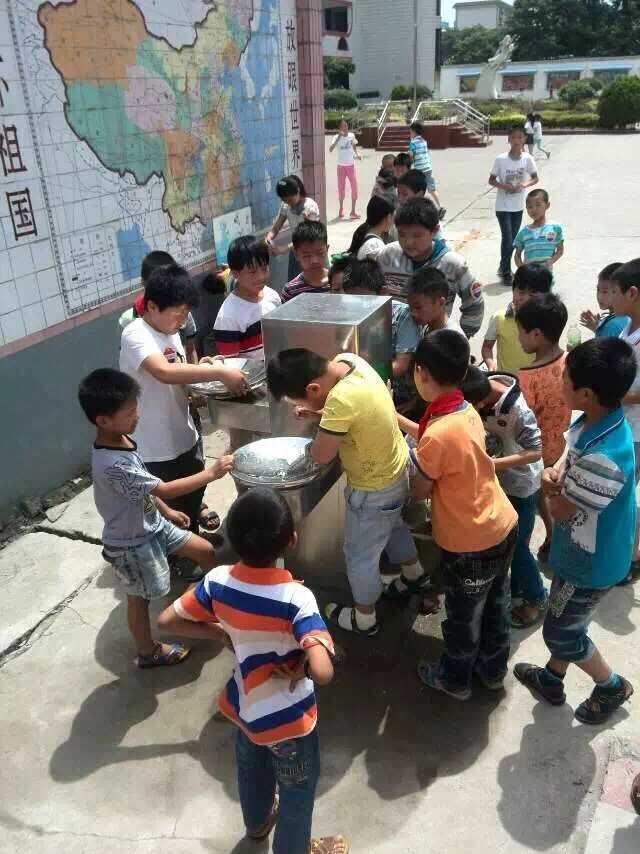 河南信阳十八小学运动场饮水台